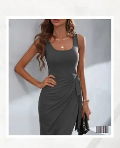 Détail des fronces à la taille et du cordon asymétrique sur cette robe midi grise