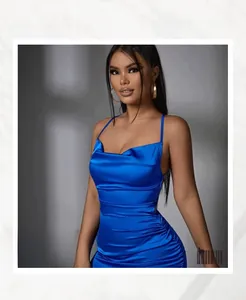 Détail de la mini robe en satin bleu roi avec encolure carrée et fronces latérales