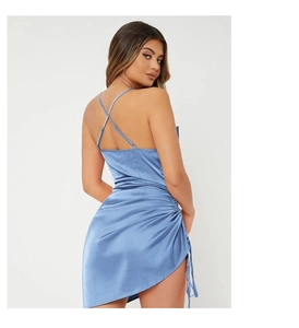 Dettaglio mini abito in raso azzurro con schiena scoperta e coulisse laterali regolabili