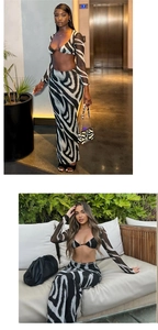Détail d'un ensemble zébré avec crop top à manches longues et jupe fendue à taille haute