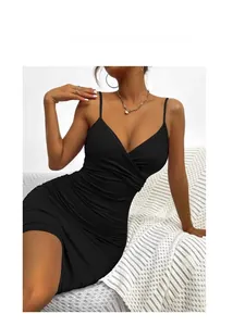 Détail du décolleté en V plongeant et texture froncée sur une robe noire moulante à fines bretelles
