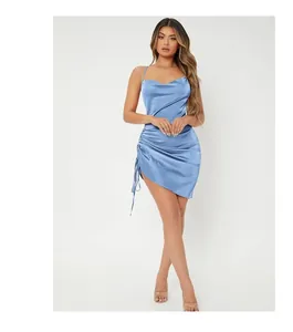 Dettaglio dell'abito in raso azzurro con scollo a cappuccio e coulisse laterale arricciata