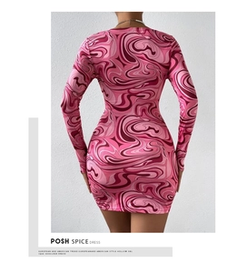 Vue de dos d'une robe moulante courte à imprimé marbré rose avec des manches longues
