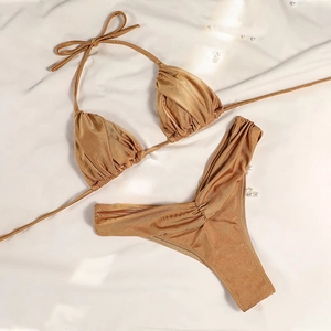 Bikini doré champagne avec texture froncée et accents de perles en vue plat