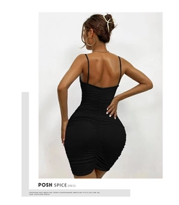 Vue détaillée du dos d'une robe moulante noire froncée à fines bretelles sexy