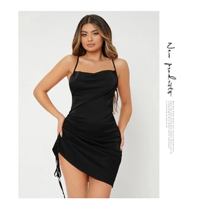 Dettaglio dell'abito in raso nero con scollo quadrato e coulisse laterale regolabile