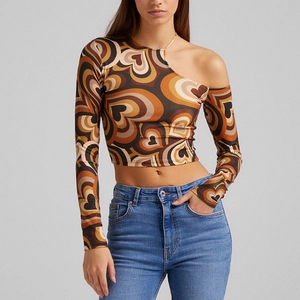 Dames crop top met hartjesprint, blote schouder, asymmetrische halslijn en lange mouwen