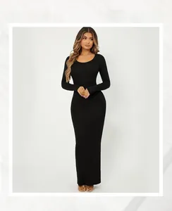 Détail de la robe maxi noire moulante en tricot avec manches longues et col rond