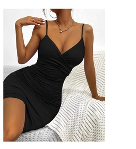 Détails de la robe moulante noire à col en V avec des plis et un design croisé