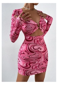 Détail de la robe à imprimé marbre rose avec décolleté en V profond et anneau métallique
