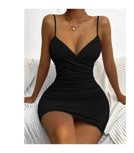 Détail de la robe moulante noire avec design drapé plissé et décolleté plongeant en V