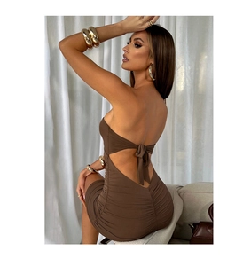 Detail eines braunen Bodycon-Kleides mit rückenfreiem Design und Taillenausschnitten