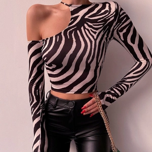 Lange mouwen crop top met zebraprint en asymmetrische halslijn met blote schouder