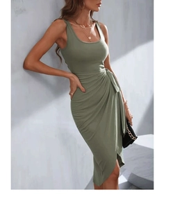 Détail de la robe mi-longue sans manches vert sauge avec nœud latéral et plis à la taille