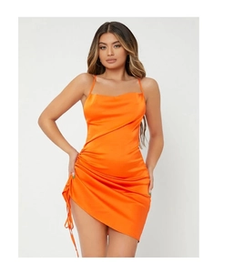 Dettaglio dell'abito in raso arancione con scollo a cappuccio, coulisse laterale e tessuto setoso