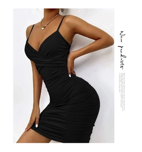 Détail de la robe courte froncée noire avec col en V et fines bretelles spaghetti