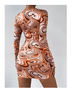 Vue de dos de la robe courte moulante avec imprimé abstrait orange et marron