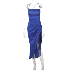 Sexy dunkelblaues Satin-Trägerkleid mit Kreuzträgern und unregelmäßigem Schlitzsaum