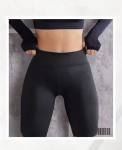 Nahaufnahme der schwarzen High-Waist-Yogahose mit nahtlosem Bauchweg-Effekt-Gewebe
