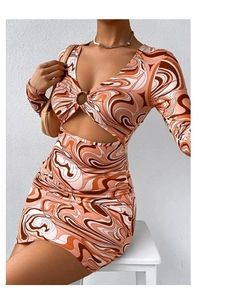 Détail du décolleté en V avec anneau et découpes sur la robe courte à imprimé marbré