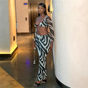 Ensemble deux pièces zébré pour femme avec crop top col V et jupe longue à fente haute