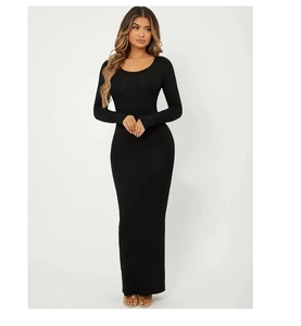 Détail d'une robe longue moulante en maille noire avec une encolure ronde et manches longues