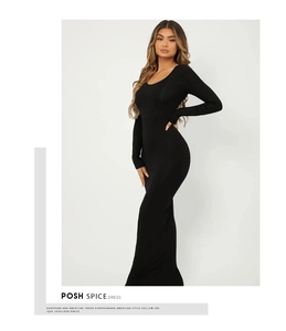 Détail de robe longue noire en maille avec col rond élégant et manches longues ajustées