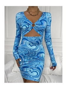 Détail de la robe bleue à volutes avec col en V, anneau métallique et découpe à la taille