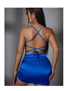 Détail du dos de la robe courte en satin bleu roi avec bretelles croisées et cordon froncé