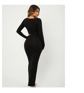 Vue détaillée de la robe longue en maille noire pour femme avec manches longues et coupe ajustée