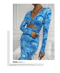 Détail d'une robe moulante bleue à imprimé marbre avec découpes et anneau métallique