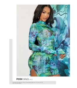 Dettaglio dell'abito in mesh a collo alto con stampa tie-dye e spacco laterale alto
