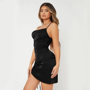 Elegante abito corto in raso nero con scollo quadrato, coulisse laterale e spalline fini
