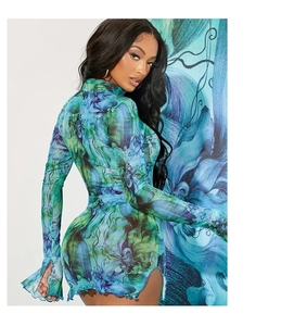 Vista posteriore di un abito attillato in mesh tie-dye blu con maniche lunghe a svasate
