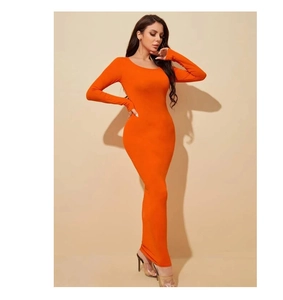 Détail du tissu en maille et de l'encolure ronde de cette robe longue moulante orange