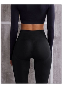 Rückansicht der schwarzen hochtaillierten Fitness-Shorts und bauchfreiem Sportset
