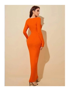 Robe longue orange vif en maille à manches longues montrant la coupe ajustée du modèle