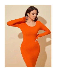 Détail de la robe moulante orange vif à manches longues avec décolleté arrondi