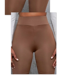 Detail der breiten Taille brauner nahtloser Yoga-Shorts mit hoher Kompressionsfunktion