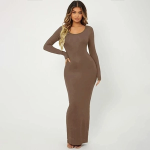 Vue détaillée d'une robe maxi en tricot marron foncé avec col rond et manches slim