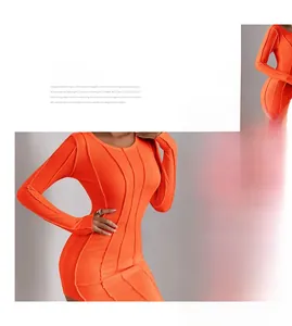 Dettaglio dell'abito corto in maglia a coste arancione con cuciture esterne e orlo irregolare