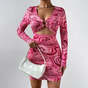 Robe courte moulante à manches longues avec imprimé marbre rose et découpe à anneau