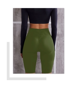 Nahaufnahme der olivgrünen, hochtaillierten Yoga-Shorts mit Kompressionstextur