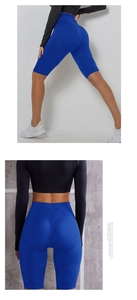 Detailansicht der tiefblauen High-Waist Radlerhose mit nahtlosem Kompressionsgewebe