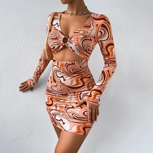 Robe moulante sexy à manches longues avec imprimé marbre et découpe à la taille