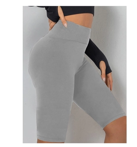 Seitenansicht der grauen Yoga-Shorts mit hoher Taille für einen schlankmachenden Effekt