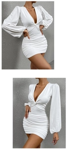 Détail de la robe moulante blanche avec décolleté en V profond, manches bouffantes et fronces