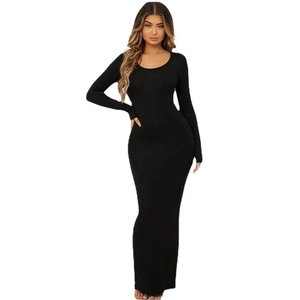 Élégante robe longue en tricot noir coupe ajustée avec col rond et manches longues