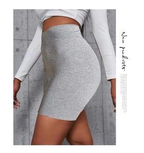 Detailansicht der grauen High-Waist Radlerhose mit nahtloser Strickstruktur