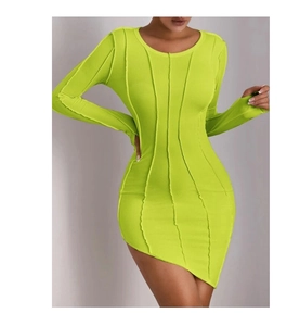 Dettaglio dell'abito in maglia verde lime con orlo asimmetrico e cuciture esterne verticali